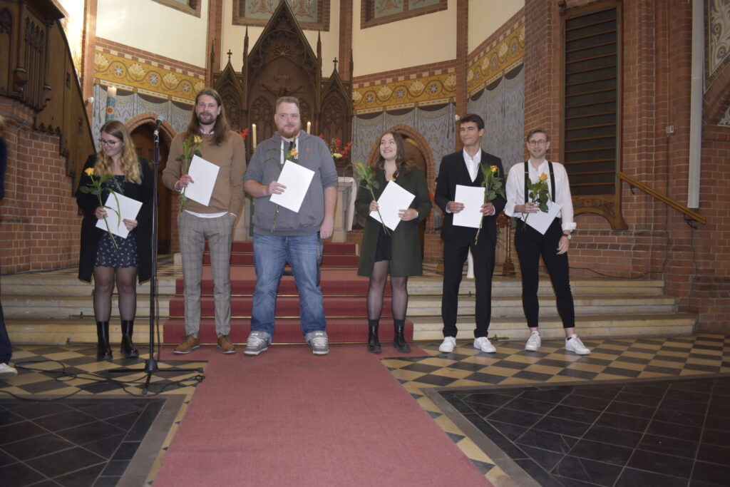 Absolventinnen und Absolventen bei der Bachelorfeier 2022 in der Inselkirche Hermannswerder