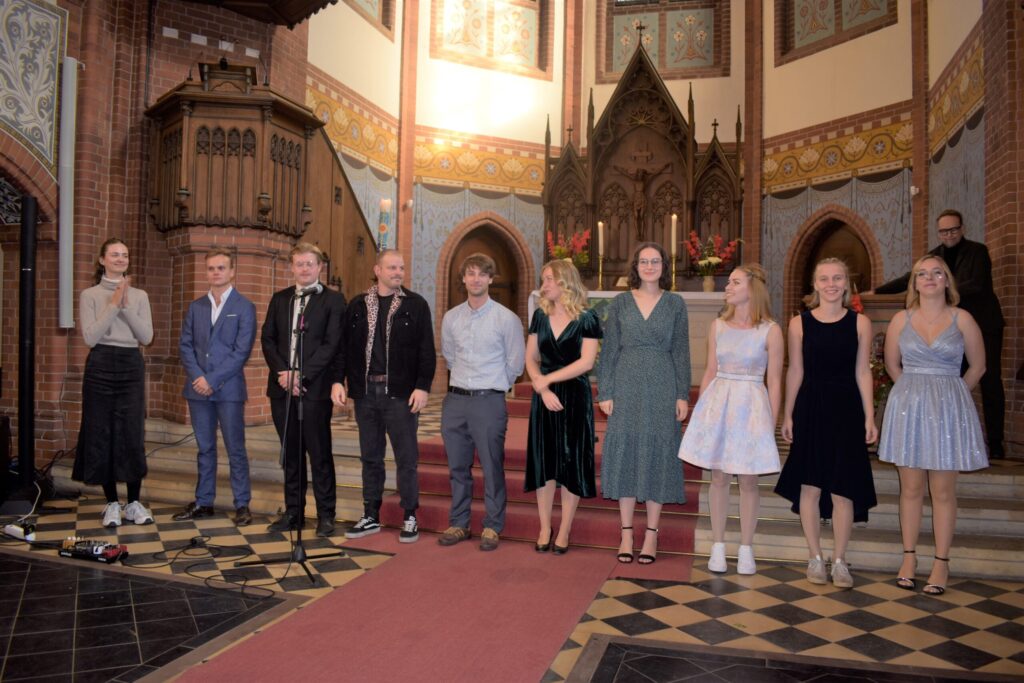 Absolventinnen und Absolventen bei der Bachelorfeier 2022 in der Inselkirche Hermannswerder